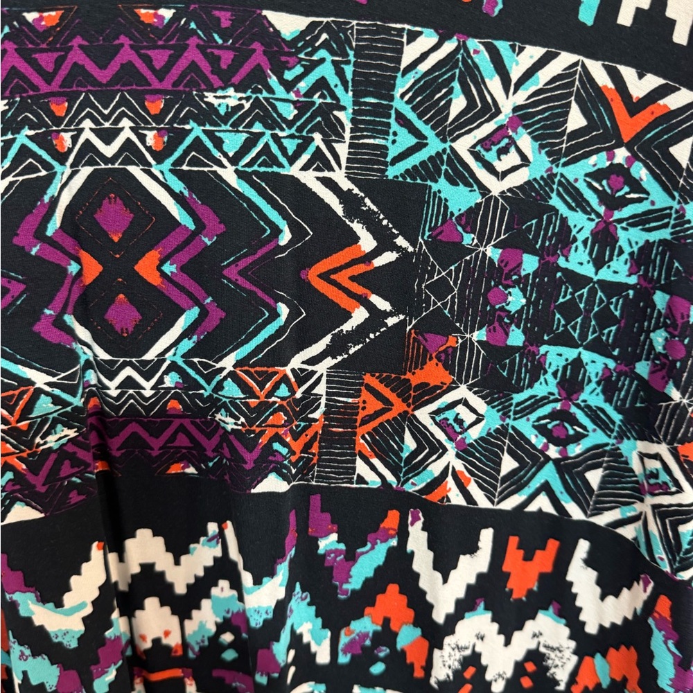 Chelsea & Theodore Black Geometric Short Sleeve Tunic with Multi-Color Print - Picture 4 of 7